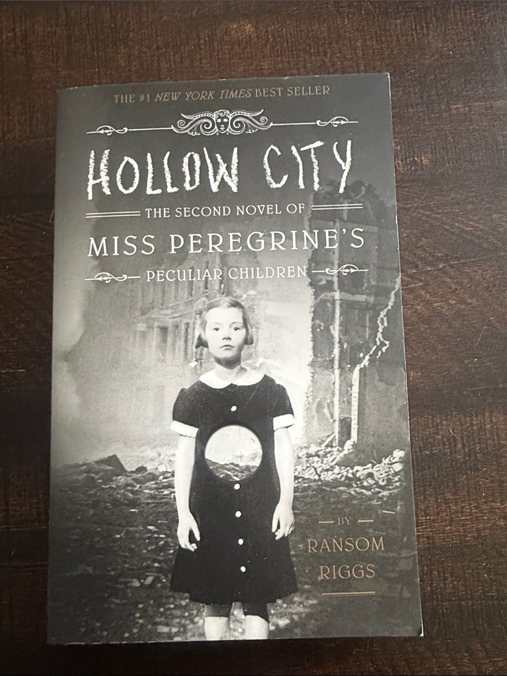 Hollow City (Miss Peregrine's Peculiar Children) - Black Cover